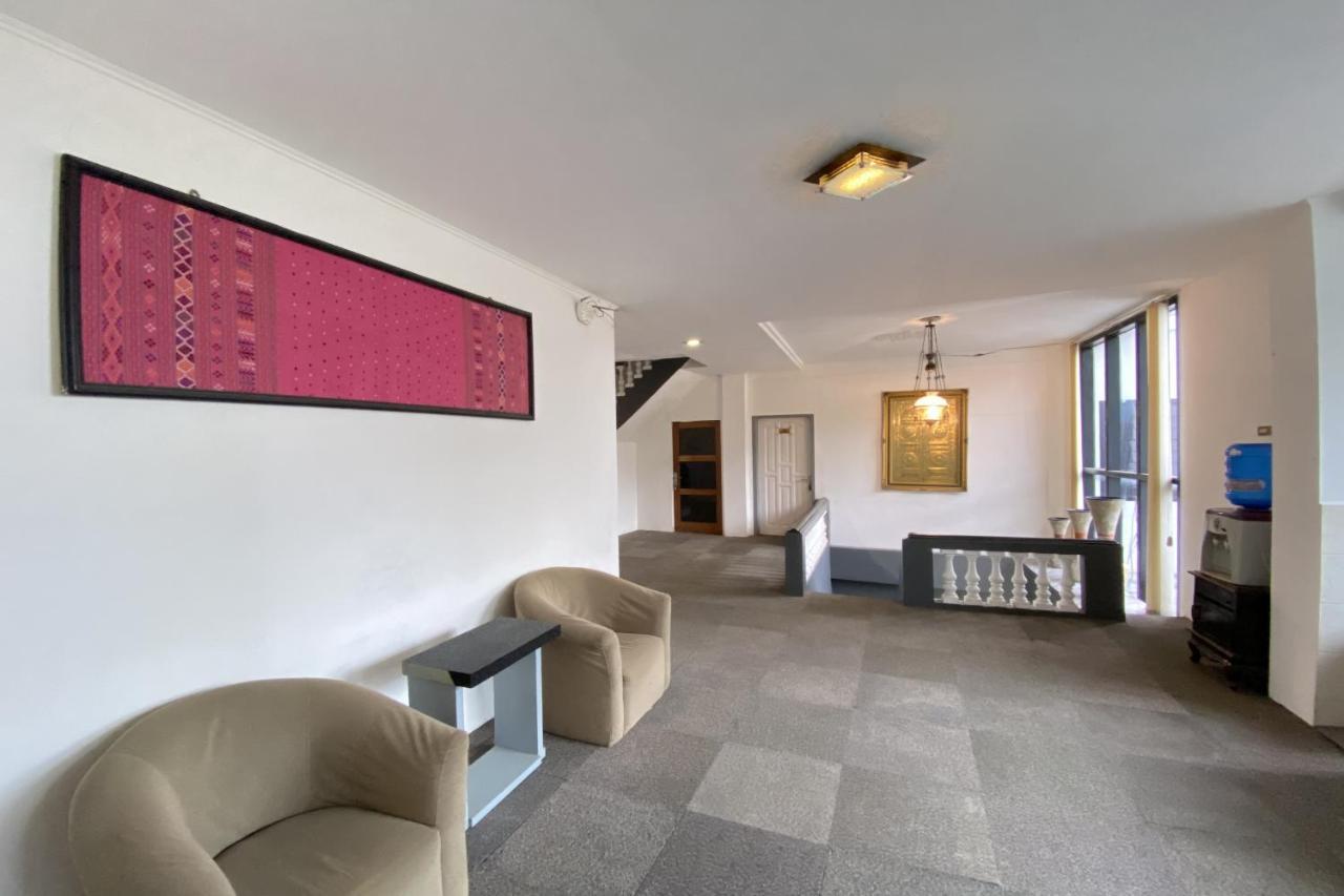 Hotel Ananda Syariah Redpartner Букіттінгі Екстер'єр фото